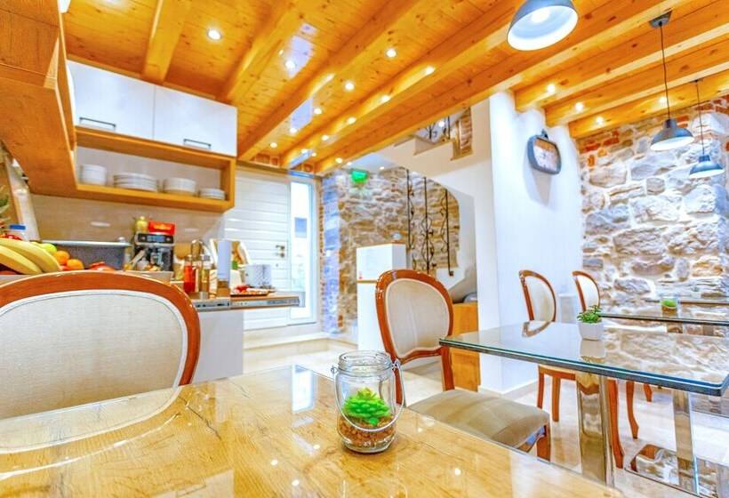 ペンション L U X E Split Luxury Rooms