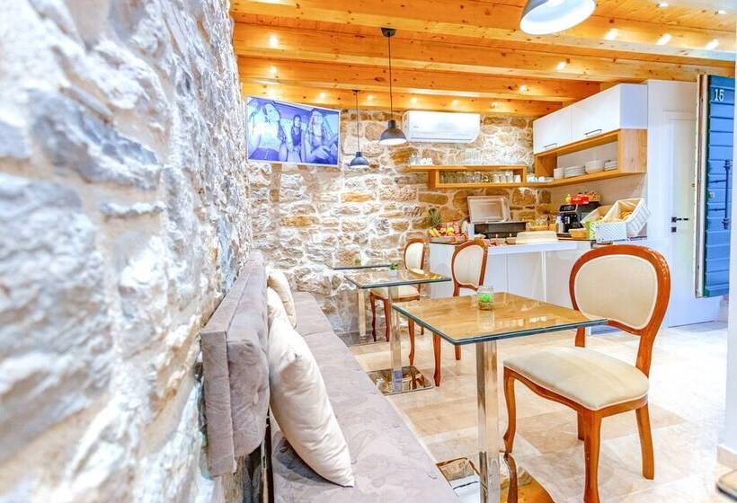 پانسیون L U X E Split Luxury Rooms