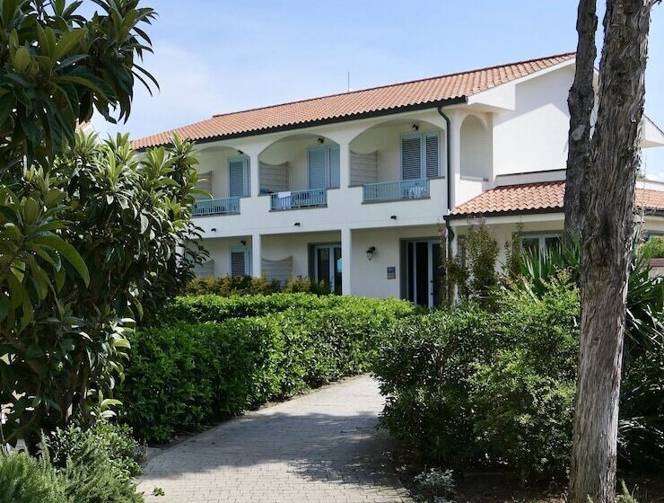 Residence Con Piscina A 450 Mt Dal Mare