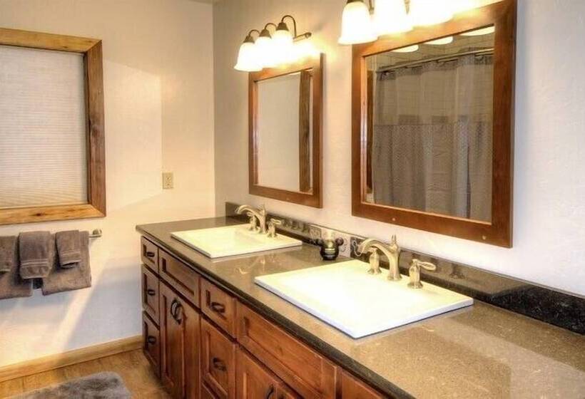 Scenic Wonders Dogwood Manor 3 Bedrooms