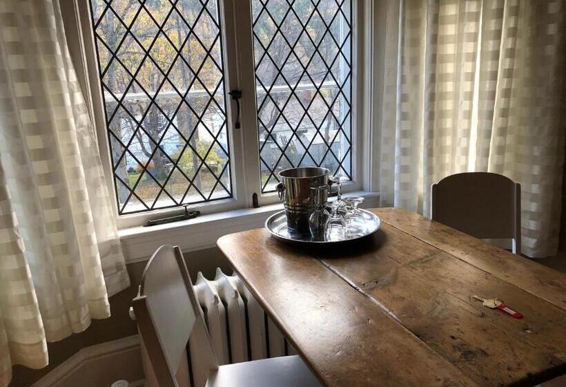 ベッドアンドブレックファースト Leaside Manor