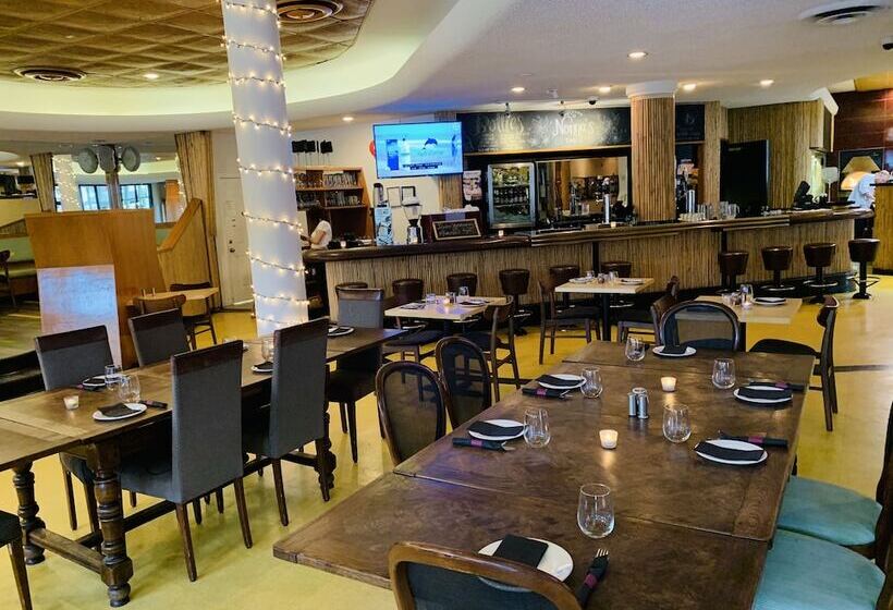 فندق At The Waldorf