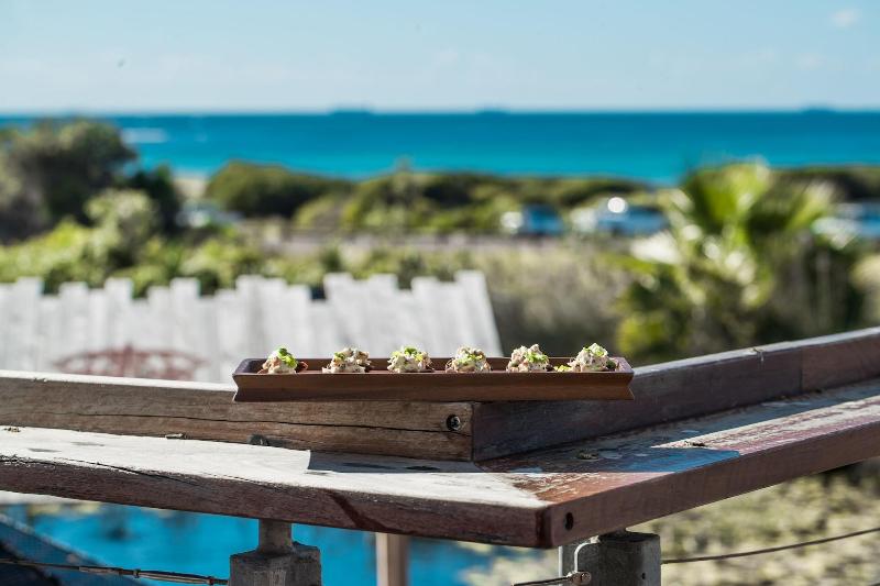 هتل Caves Coastal Bar & Bungalows