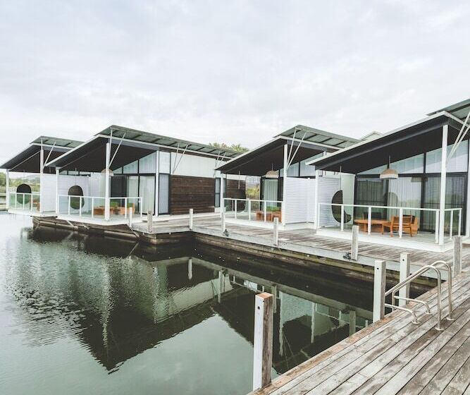 هتل Caves Coastal Bar & Bungalows