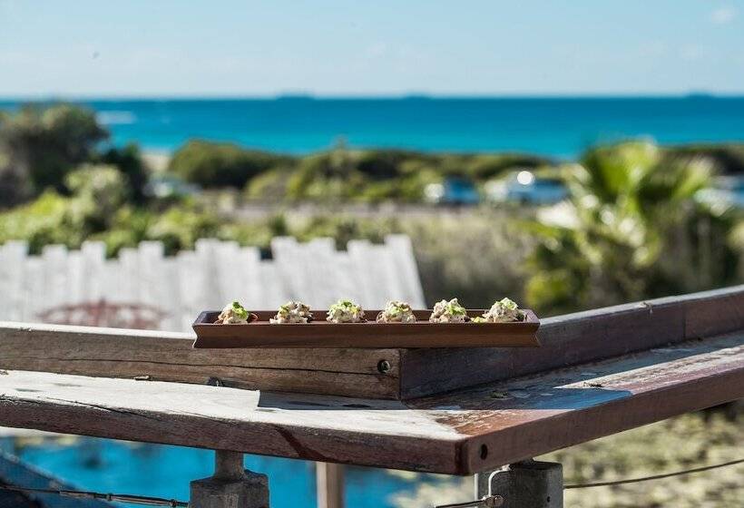 هتل Caves Coastal Bar & Bungalows