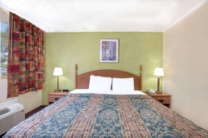 בית מלון כפרי Days Inn and Suites Sugar Land Stafford