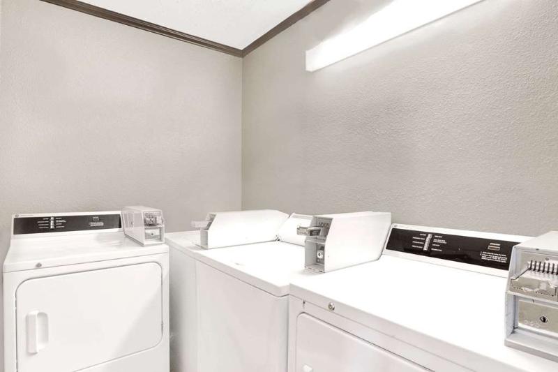 בית מלון כפרי Days Inn and Suites Sugar Land Stafford