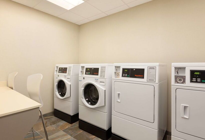 فندق Homewood Suites By Hilton Frederick