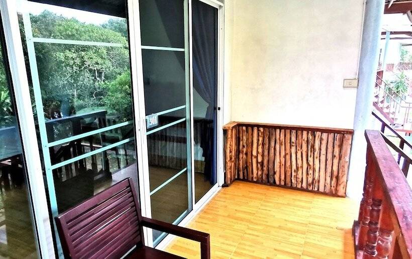 בית מלון כפרי Koh Mook Riviera Beach Resort