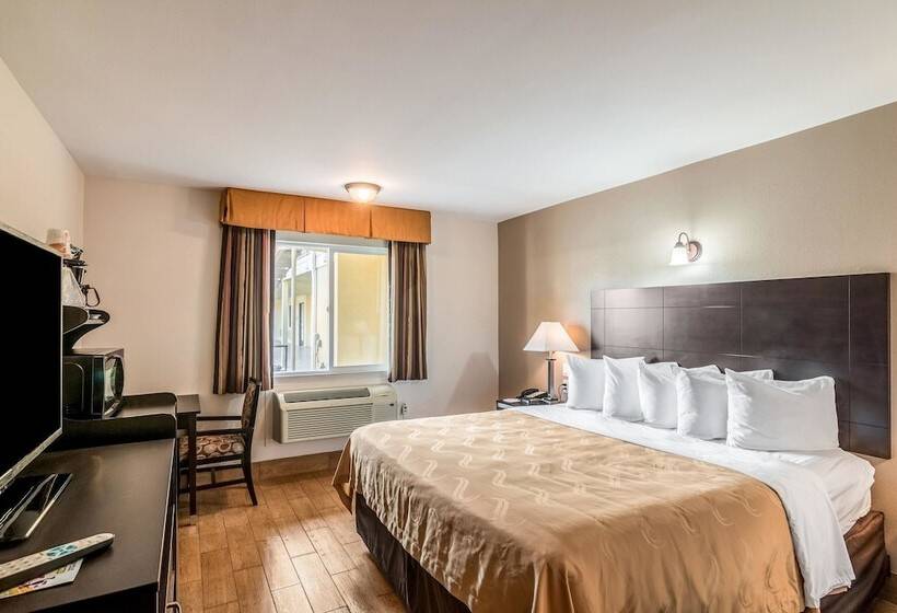 فندق Quality Inn & Suites Near Downtown Bakersfield