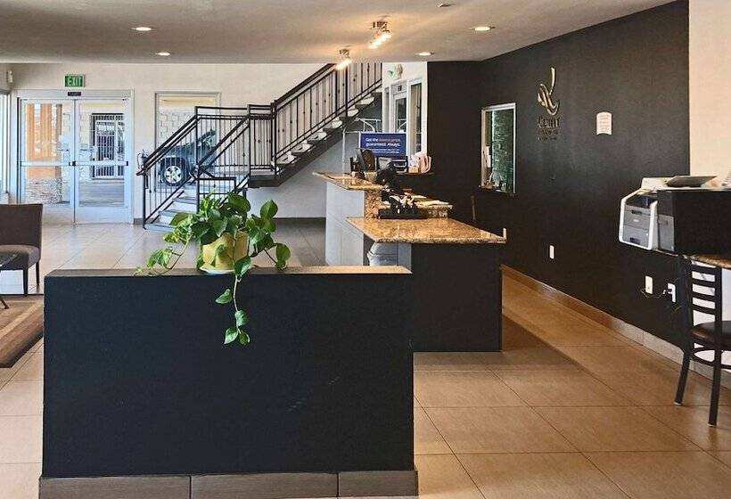 فندق Quality Inn & Suites Near Downtown Bakersfield