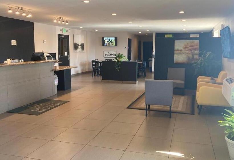 호텔 Quality Inn & Suites Near Downtown Bakersfield