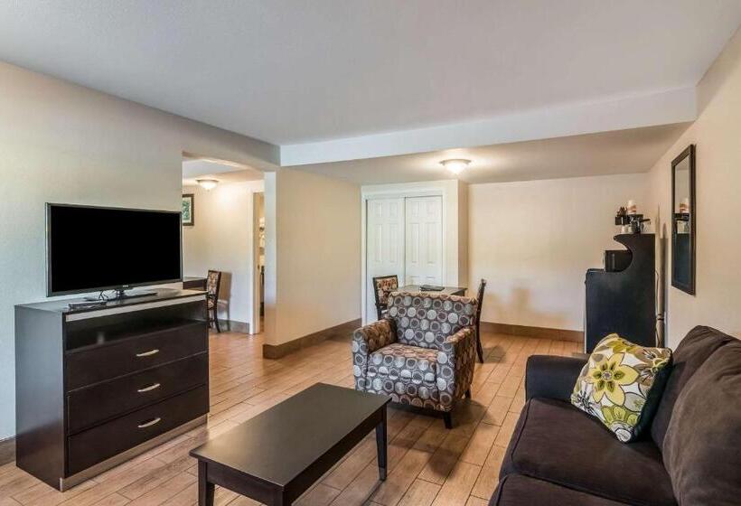 호텔 Quality Inn & Suites Near Downtown Bakersfield