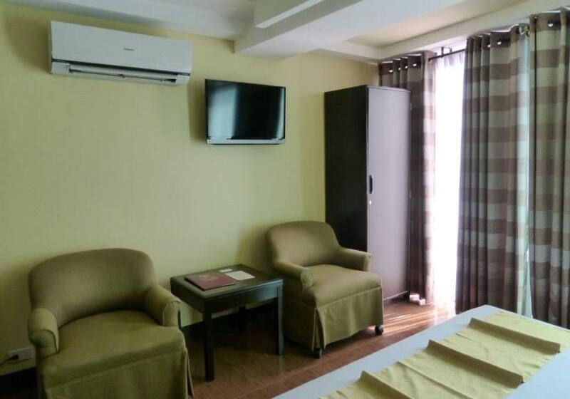 בית מלון כפרי Silver Oaks Suites &