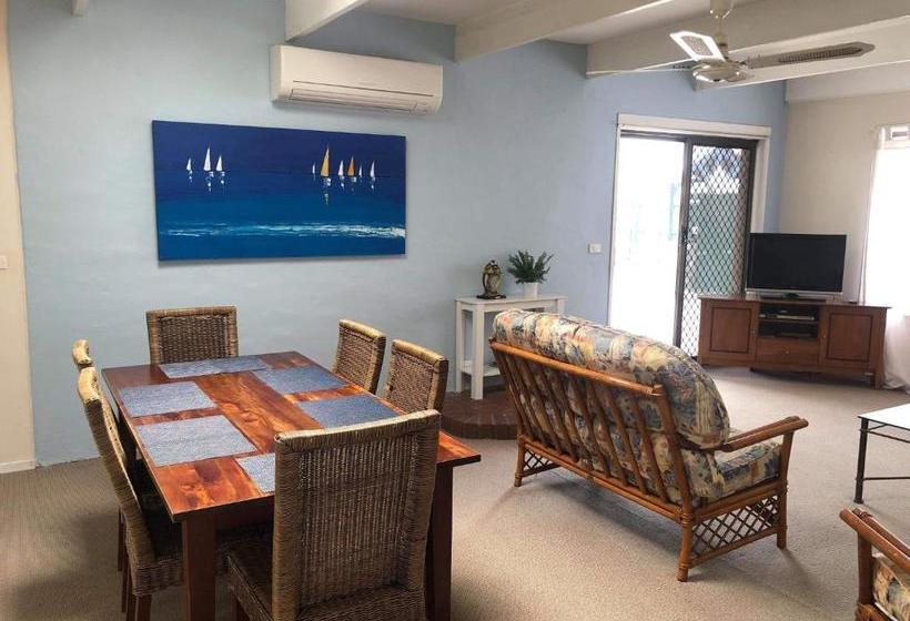 Lakes Jakaranda Holiday Units