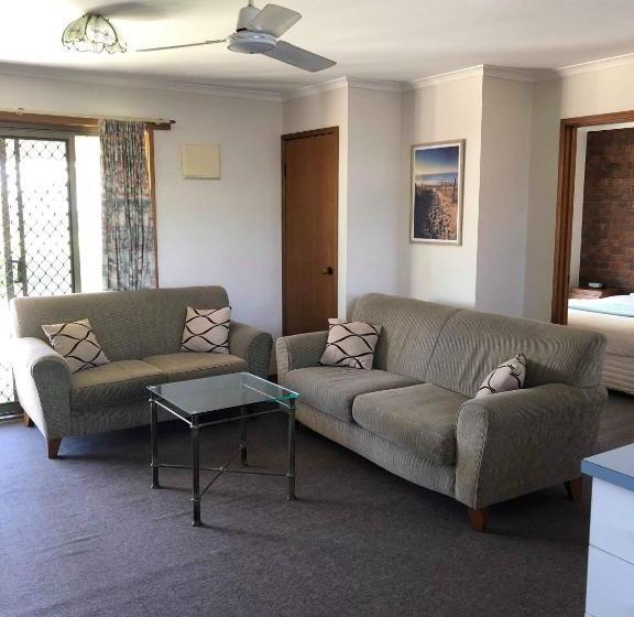 Lakes Jakaranda Holiday Units