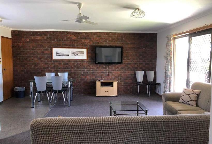 Lakes Jakaranda Holiday Units