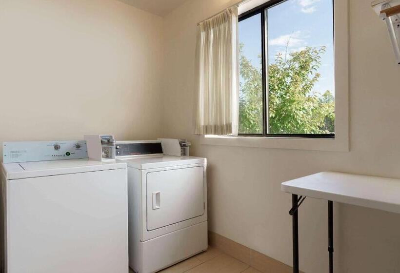 فندق على الطريق Days Inn By Wyndham Tamworth