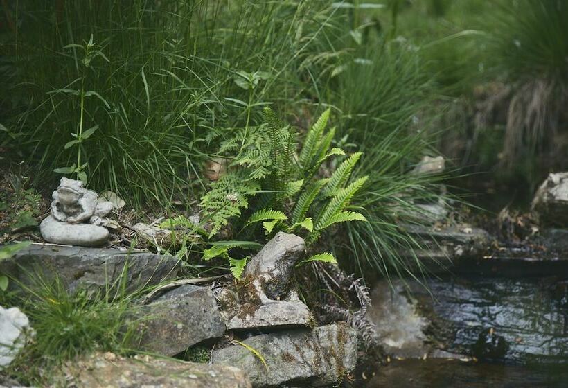 Mushroom Yurt Set In 4 Acres Of Woodland And Lakes