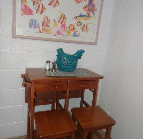 Budget Friendly Queen Studio With Full Kitchen, Two Queen Beds And Sleeper Sofa By Redawning