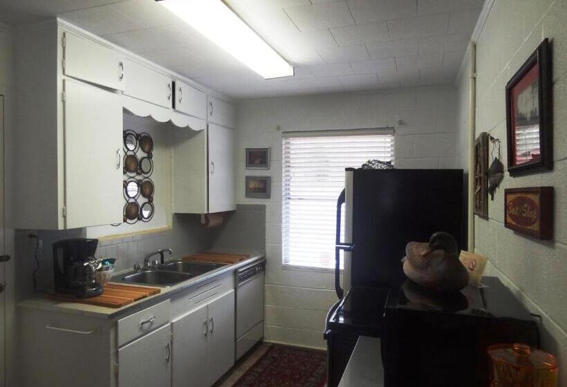 Budget Friendly Queen Studio With Full Kitchen, Two Queen Beds And Sleeper Sofa By Redawning