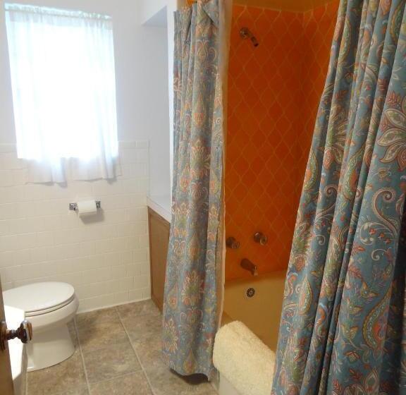 Budget Friendly Queen Studio With Full Kitchen, Two Queen Beds And Sleeper Sofa By Redawning