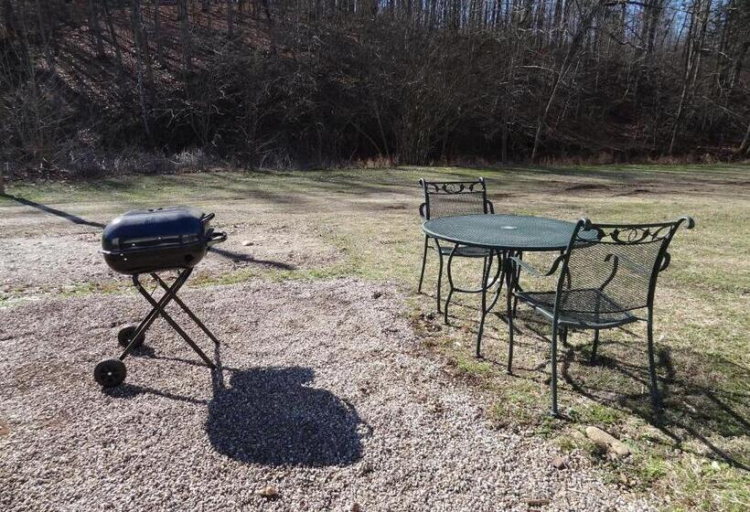 Budget Friendly Queen Studio With Full Kitchen, Two Queen Beds And Sleeper Sofa By Redawning