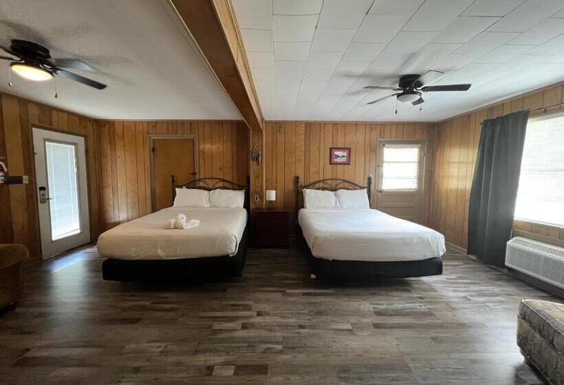 Budget Friendly Queen Studio With Full Kitchen, Two Queen Beds And Sleeper Sofa By Redawning