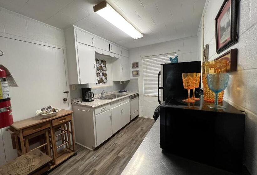 Budget Friendly Queen Studio With Full Kitchen, Two Queen Beds And Sleeper Sofa By Redawning