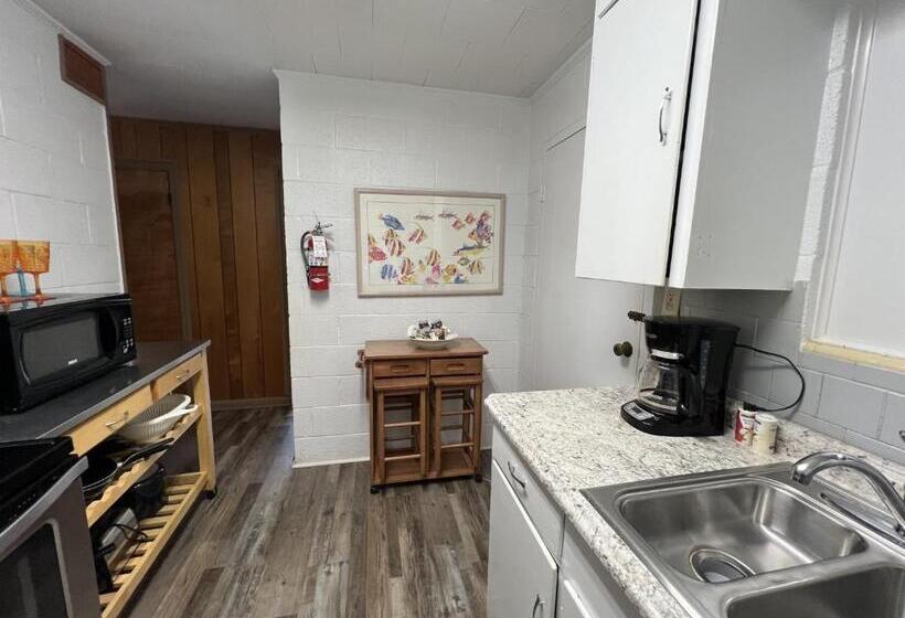 Budget Friendly Queen Studio With Full Kitchen, Two Queen Beds And Sleeper Sofa By Redawning