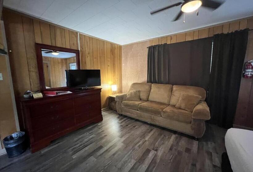 Budget Friendly Queen Studio With Full Kitchen, Two Queen Beds And Sleeper Sofa By Redawning