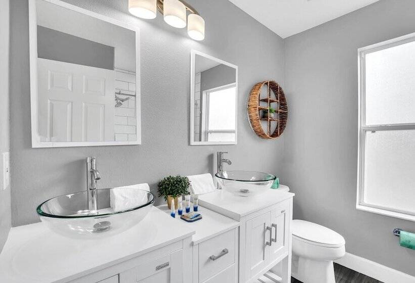 Colorful Harm Home, W/ Game Room And Cozy Pool Area