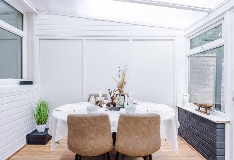 Elegant 2bd Family Retreat Blackpool Town!