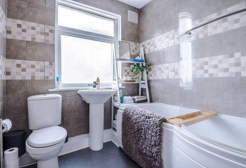 Elegant 2bd Family Retreat Blackpool Town!