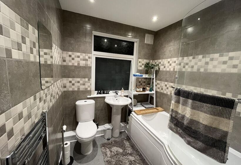 Elegant 2bd Family Retreat Blackpool Town!