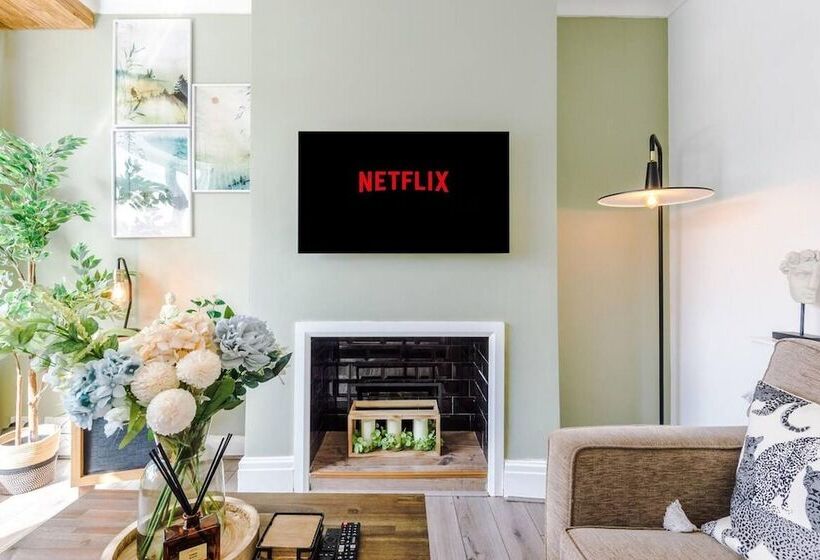 Elegant 2bd Family Retreat Blackpool Town!