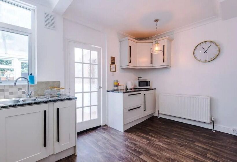 Elegant 2bd Family Retreat Blackpool Town!