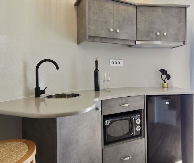هتل Aecon Suites