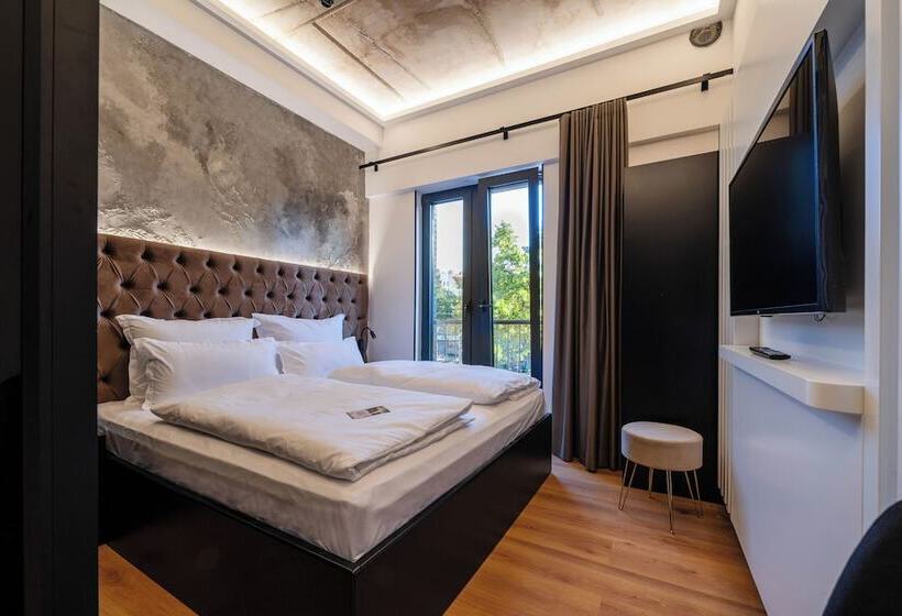 هتل Am Beatles Platz