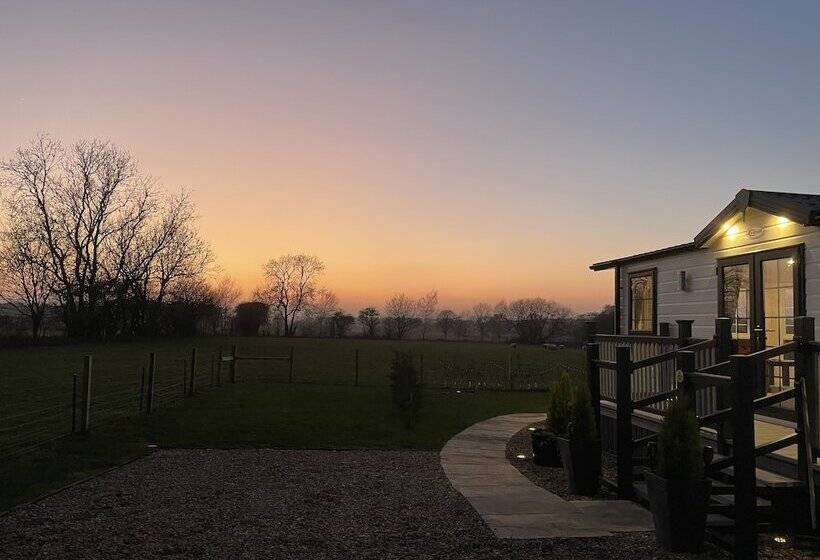 Отель Field House Farm Lodge