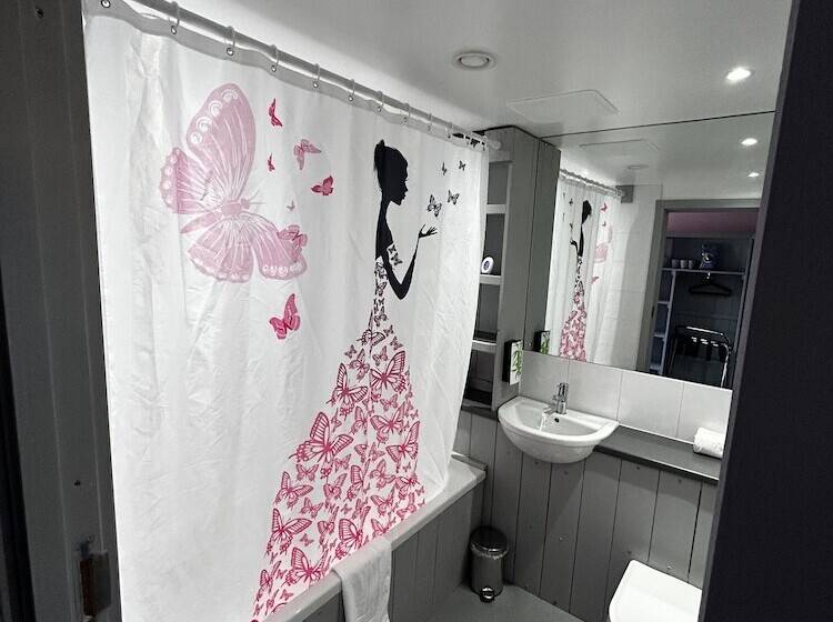 هتل Gulliver S Valley M1 Jct 31