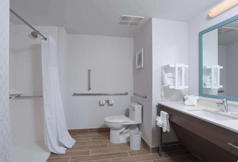 Отель Hampton Inn & Suites Manistee Waterfront