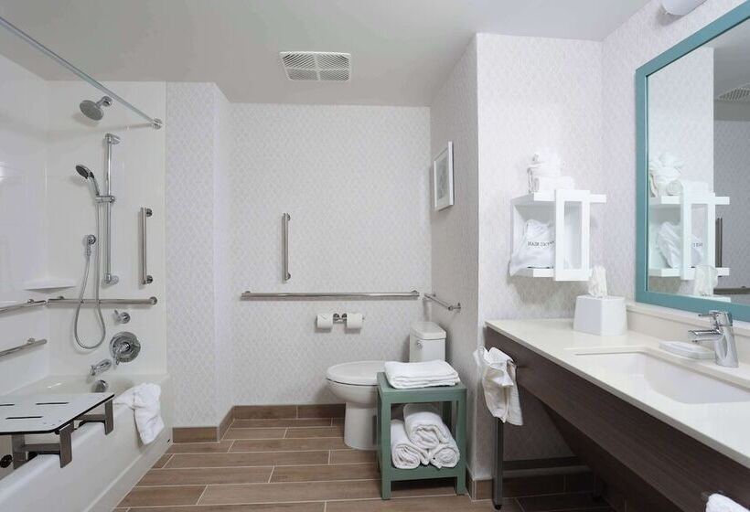 Отель Hampton Inn & Suites Manistee Waterfront