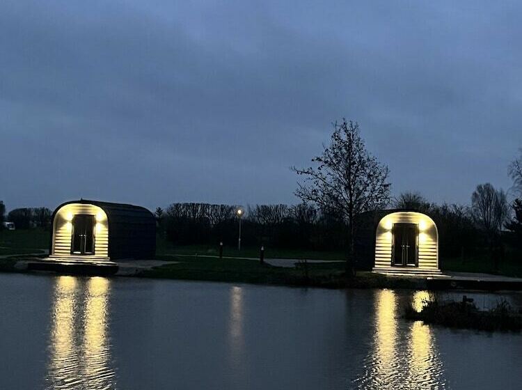 Отель New Farm Holidays