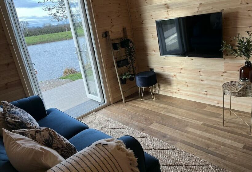 Отель New Farm Holidays