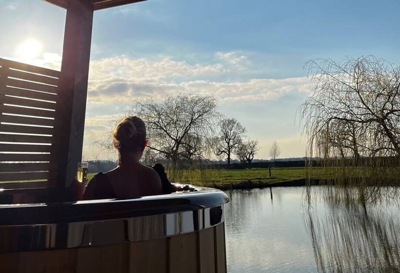 Отель New Farm Holidays