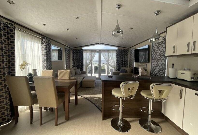 فندق Poole Harbour View Lodge At Rockley Park