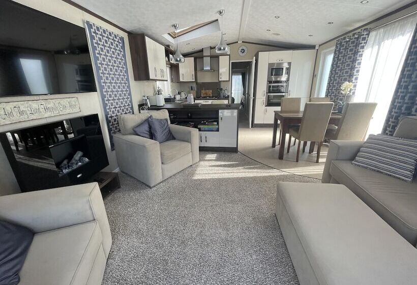 فندق Poole Harbour View Lodge At Rockley Park