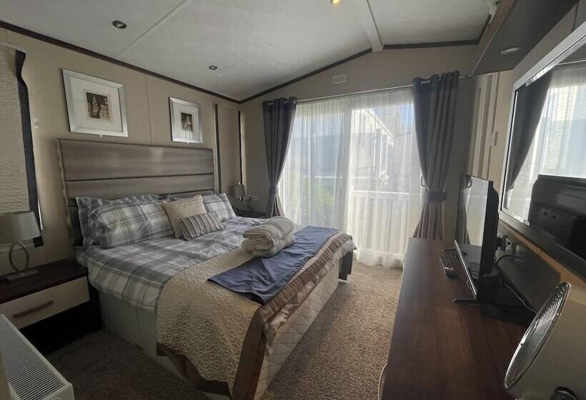 فندق Poole Harbour View Lodge At Rockley Park