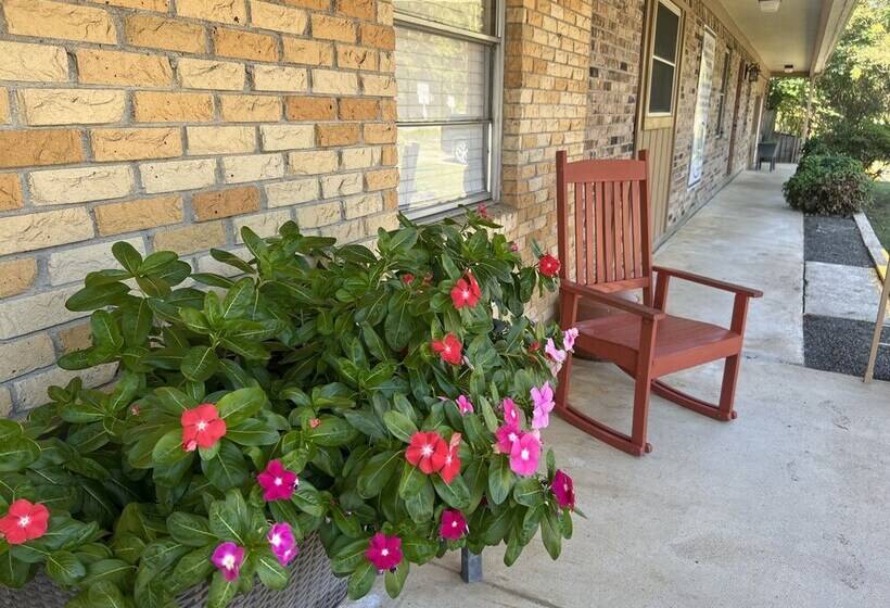 Ji4, King Guest Room At The Joplin Inn At Entrance To The Resort By Redawning